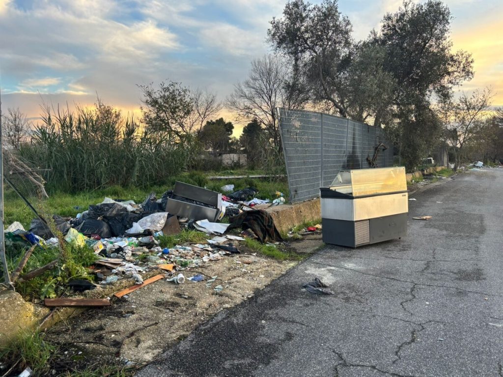 Discarica a cielo aperto su ponte della Monachina: "C'è anche una vaschetta di amianto"