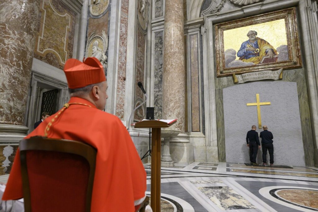 Giubileo 2025, smurata la Porta Santa di San Pietro. Aperta la cassetta che contiene chiave e maniglie
