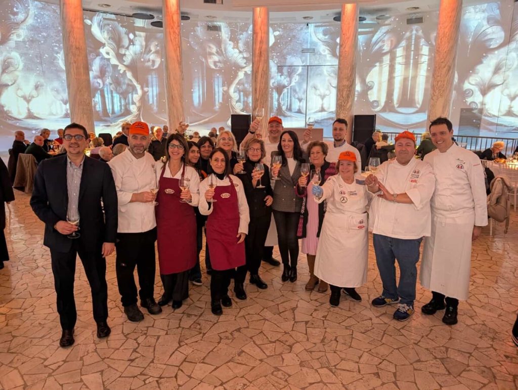 "Pranzo della solidarietà": istituzioni e volontari festeggiano con anziani fragili e clochard