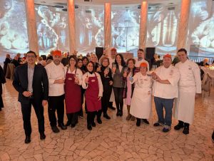 "Pranzo della solidarietà": istituzioni e volontari festeggiano con anziani fragili e clochard