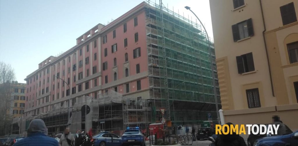 Protesta nel cantiere, volano oggetti dai ponteggi