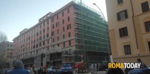 Protesta nel cantiere, volano oggetti dai ponteggi