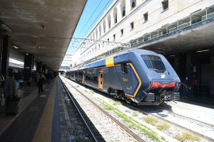 Lavori sui binari dei treni, il 2025 si apre con due mesi di passione per i pendolari