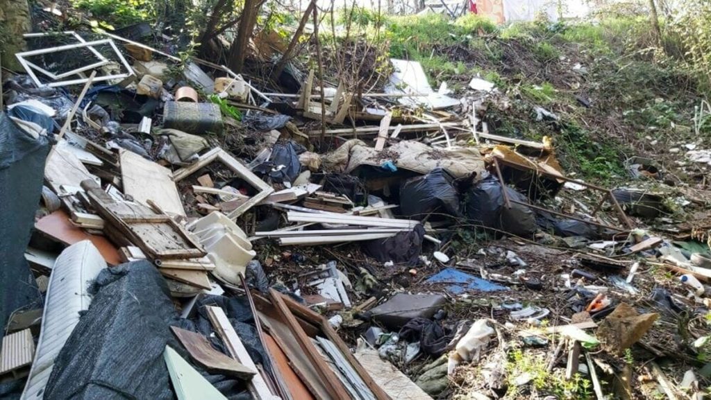 Favelas Parco del Pineto: tende e rifiuti. Una discarica a cielo aperto