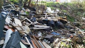 Favelas Parco del Pineto: tende e rifiuti. Una discarica a cielo aperto