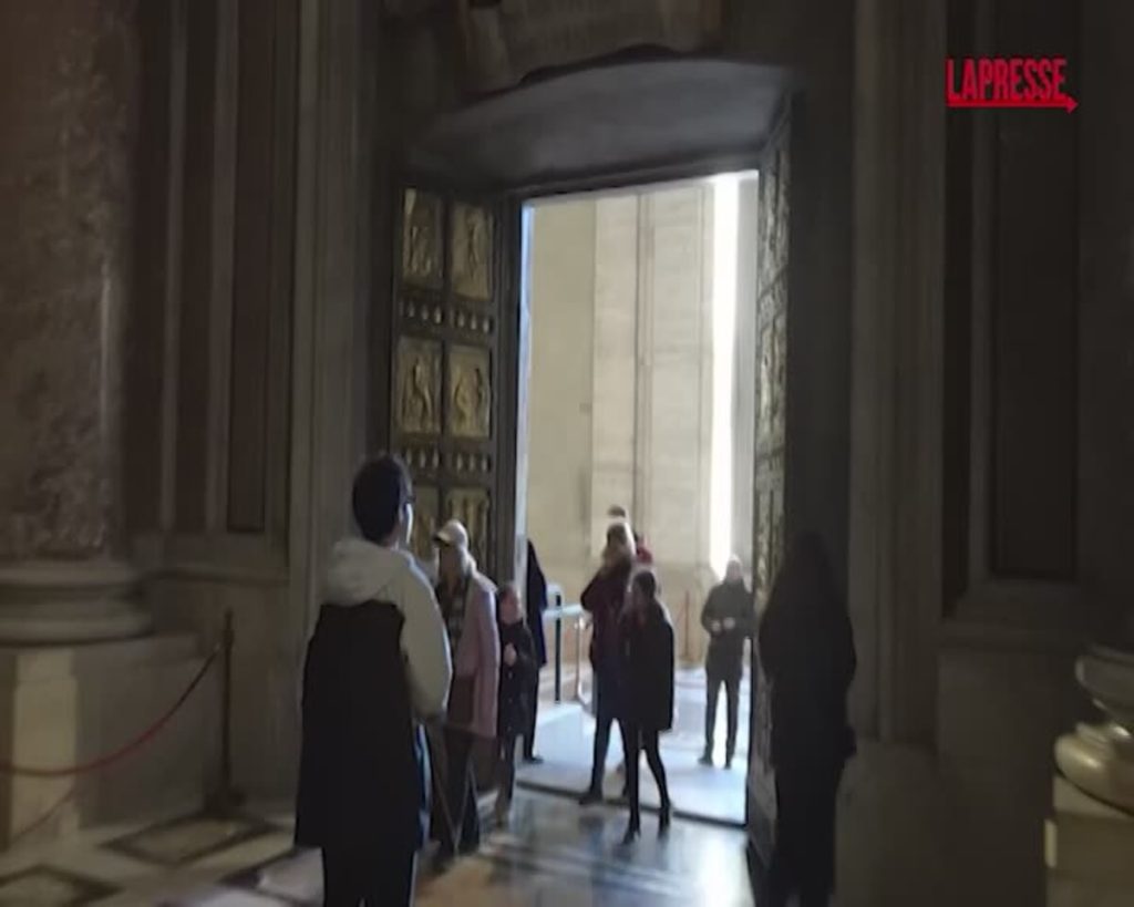 VIDEO | Giubileo, pellegrini in fila dall'alba per attraversare la Porta Santa di San Pietro