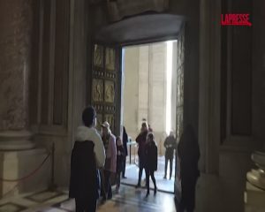 VIDEO | Giubileo, pellegrini in fila dall'alba per attraversare la Porta Santa di San Pietro