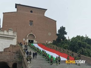 Santa Barbara: tricolore sulla scalinata della basilica di Santa Maria in Aracoeli, i pompieri celebrano la loro patrona