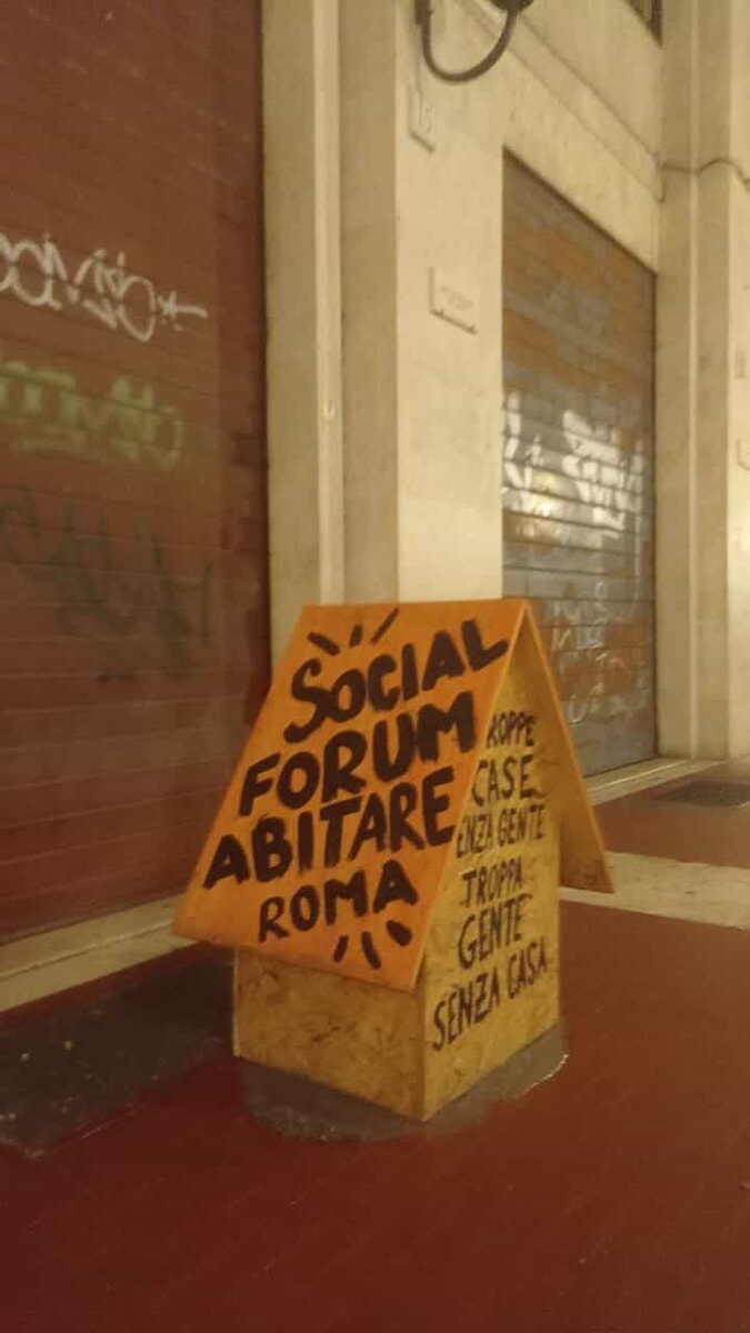 Sotto la sede dell’Ater arriva una casetta di legno: "Basta case senza gente e gente senza casa"