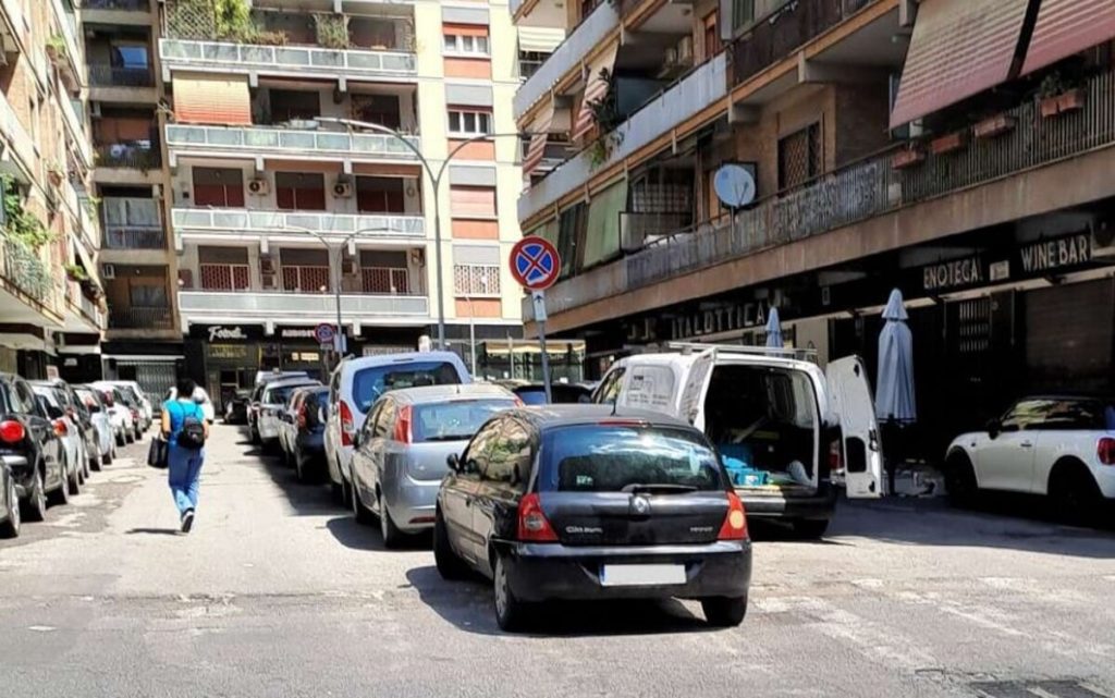 Roma Capitale della sosta selvaggia. Un'auto su tre è parcheggiata in maniera irregolare: ecco i quartieri peggiori