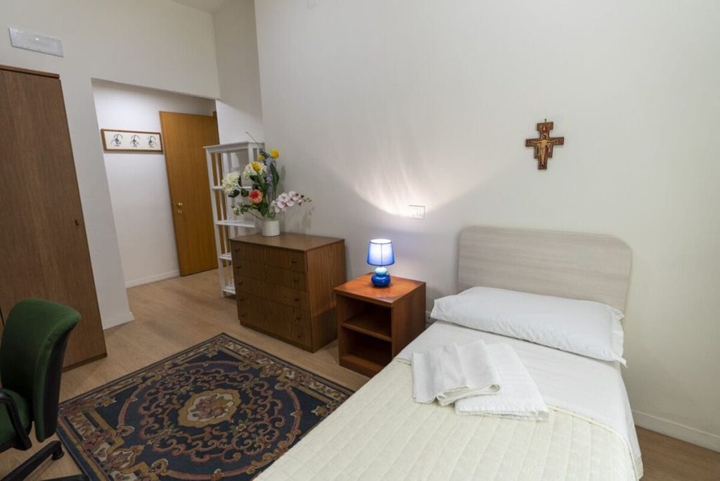 Pochi posti letto e a caro prezzo. A Roma il business delle residenze universitarie è in mano al Vaticano