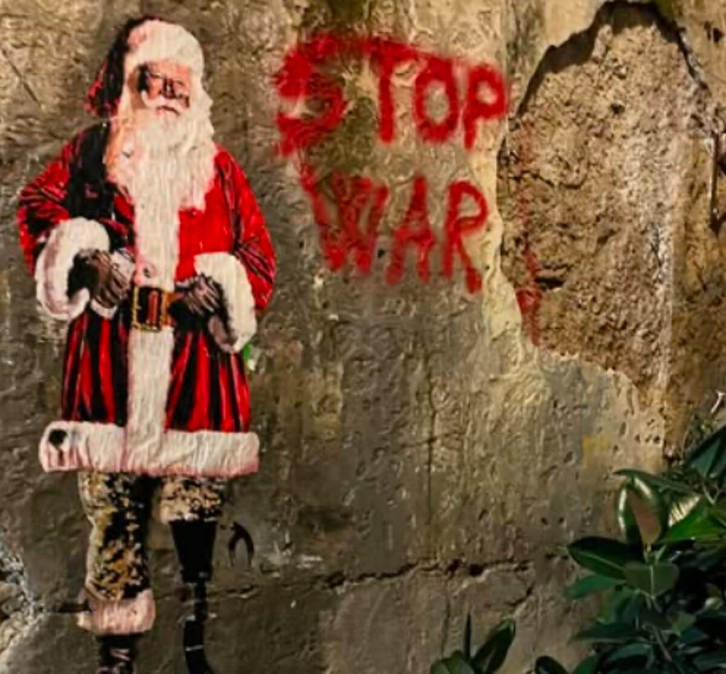 "Stop War": Babbo Natale dice fine alla guerra nell'ultima opera di Harry Greb a Trastevere