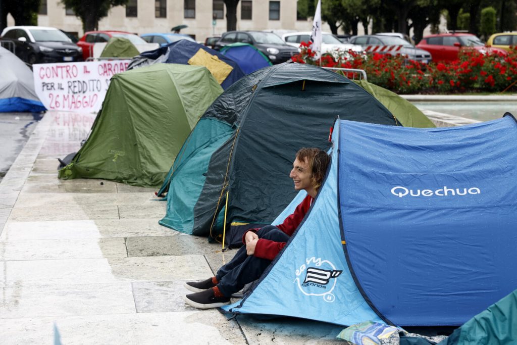 Giubileo, studenti in piazza contro Gualtieri: "Affitti introvabili e scuole ridotte a dormitori"