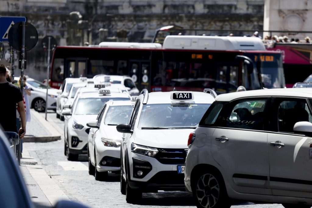 Pochi taxi in strada per le feste e il Giubileo, il Comune chiede ai tassisti di tornare a lavoro