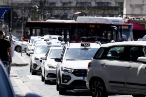 Pochi taxi in strada per le feste e il Giubileo, il Comune chiede ai tassisti di tornare a lavoro