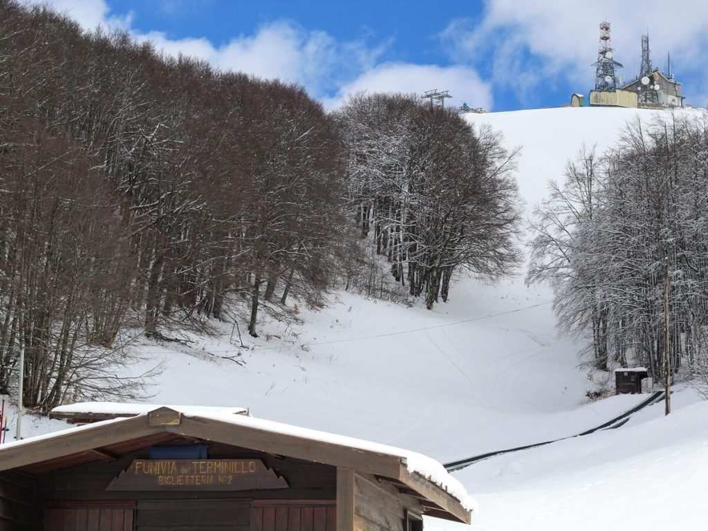 Neve sulle montagne dei romani: parte la stagione sciistica