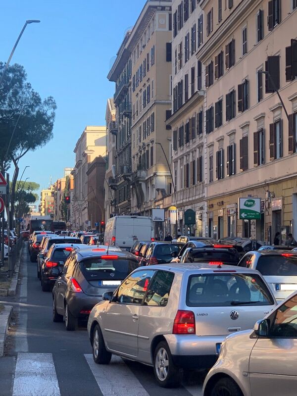 A Roma ci sono sempre più auto ma inquinano di meno