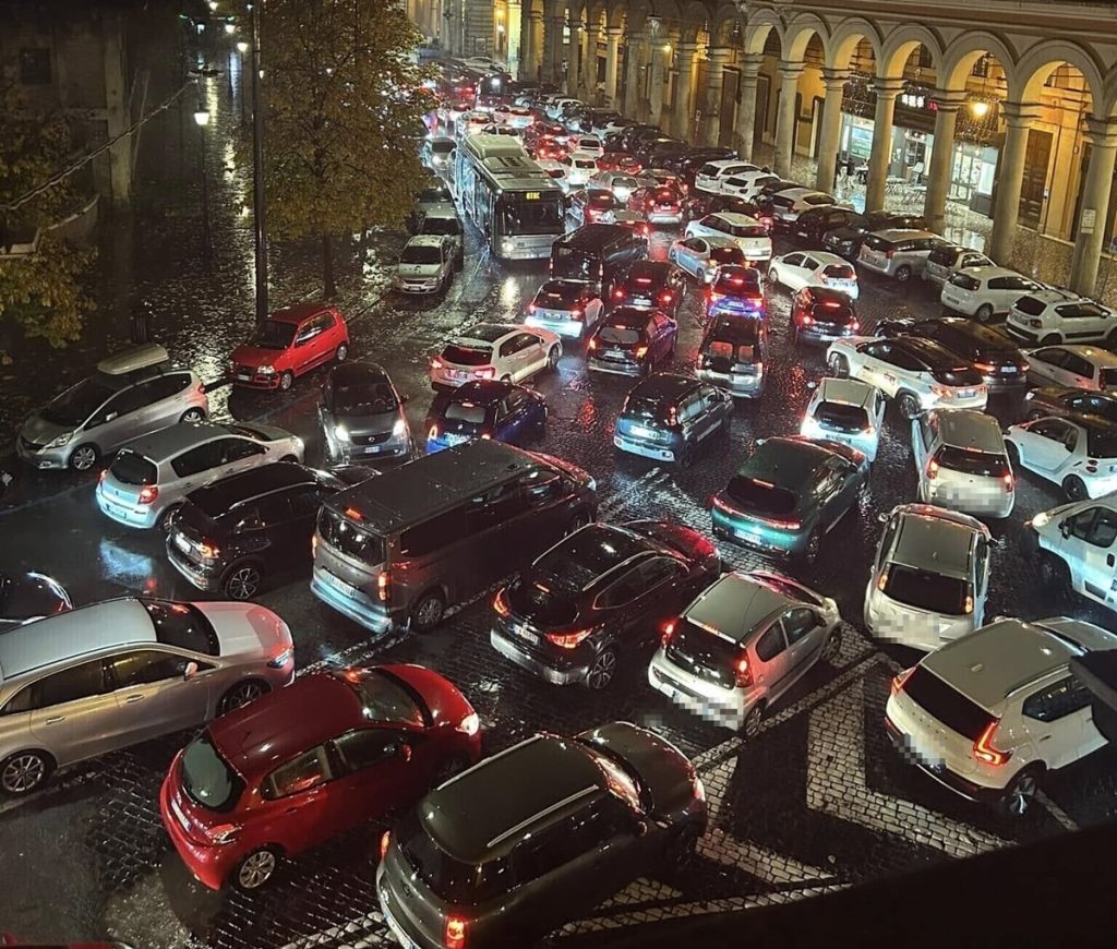 Temporale, sciopero e traffico: Roma va in tilt. Il venerdì nero tra ingorghi e disagi