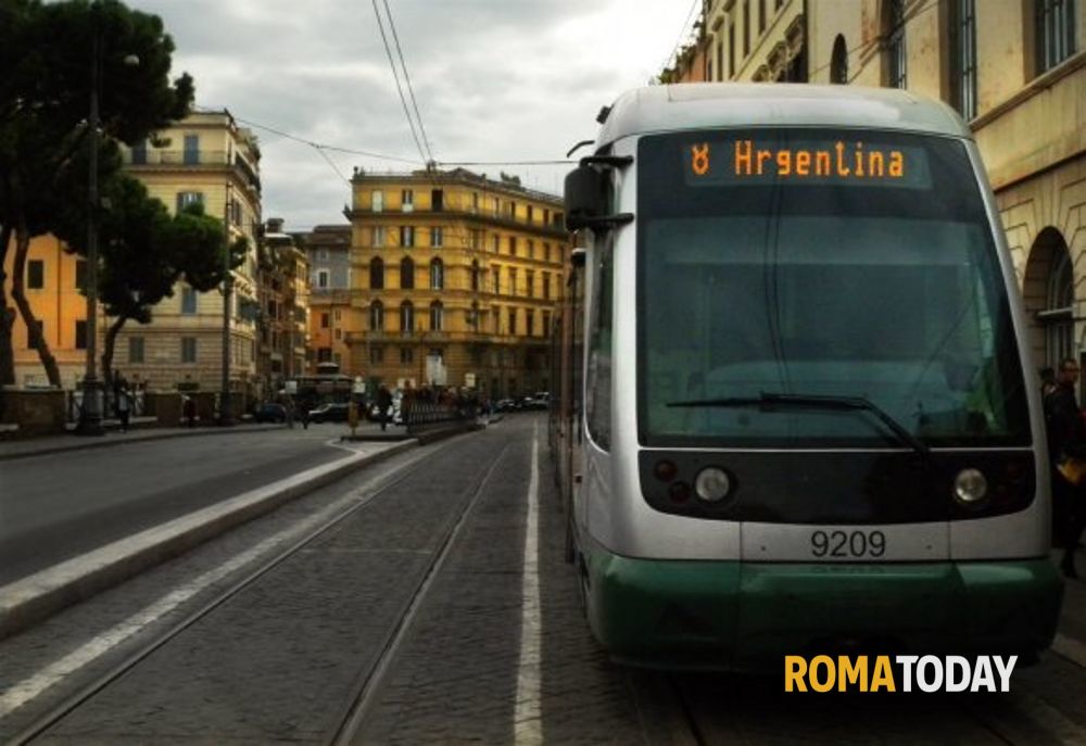 Binari bagnati e sporchi di foglie, il tram 8 si blocca in salita: "Le sabbiere non funzionano"