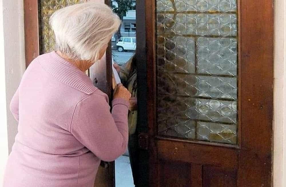 Si fingono carabiniere e poliziotto per derubare anziana: in fuga con monili e Rolex
