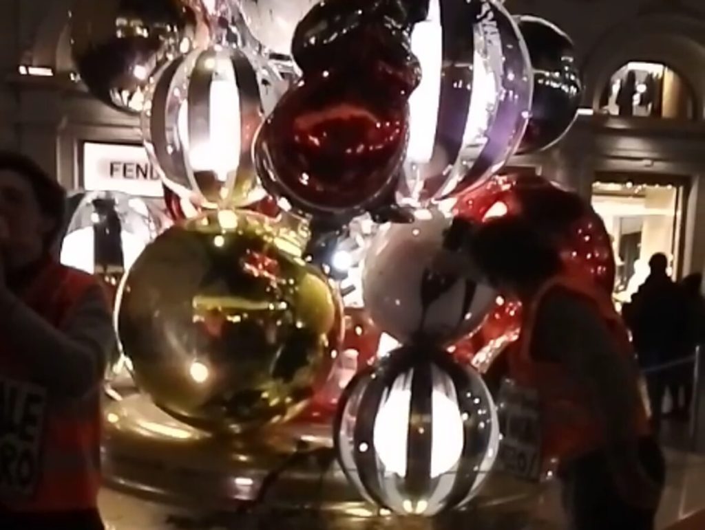 Ultima Generazione imbratta con vernice nera l'albero di Natale di Fendi
