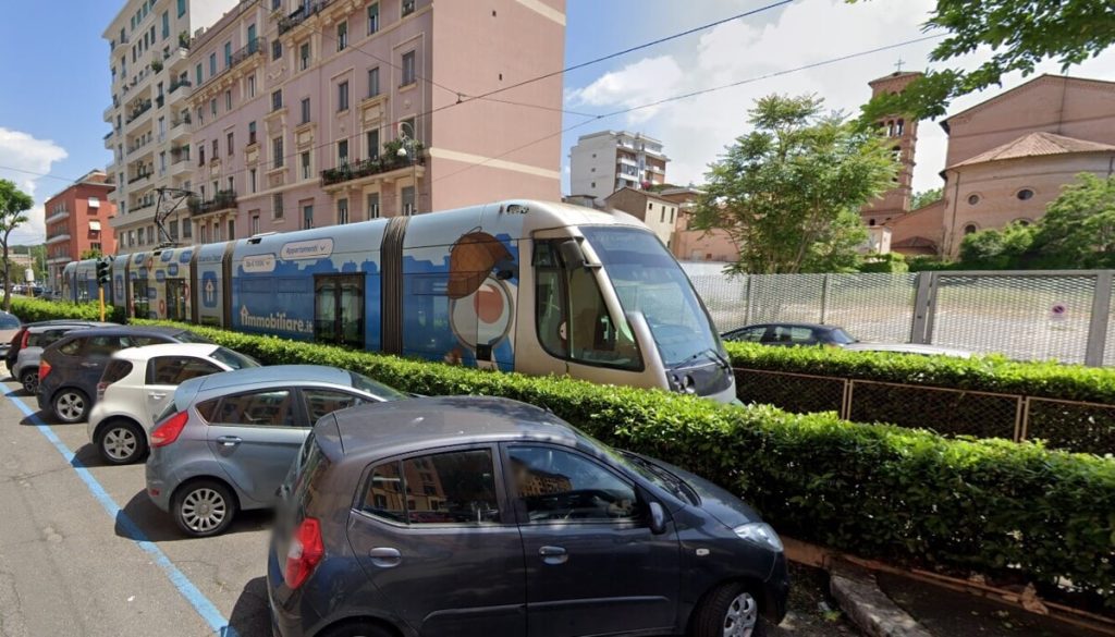 Un'auto in sosta selvaggia blocca il tram: servizio interrotto e attivate navette sostitutive