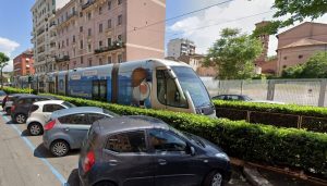 Un'auto in sosta selvaggia blocca il tram: servizio interrotto e attivate navette sostitutive