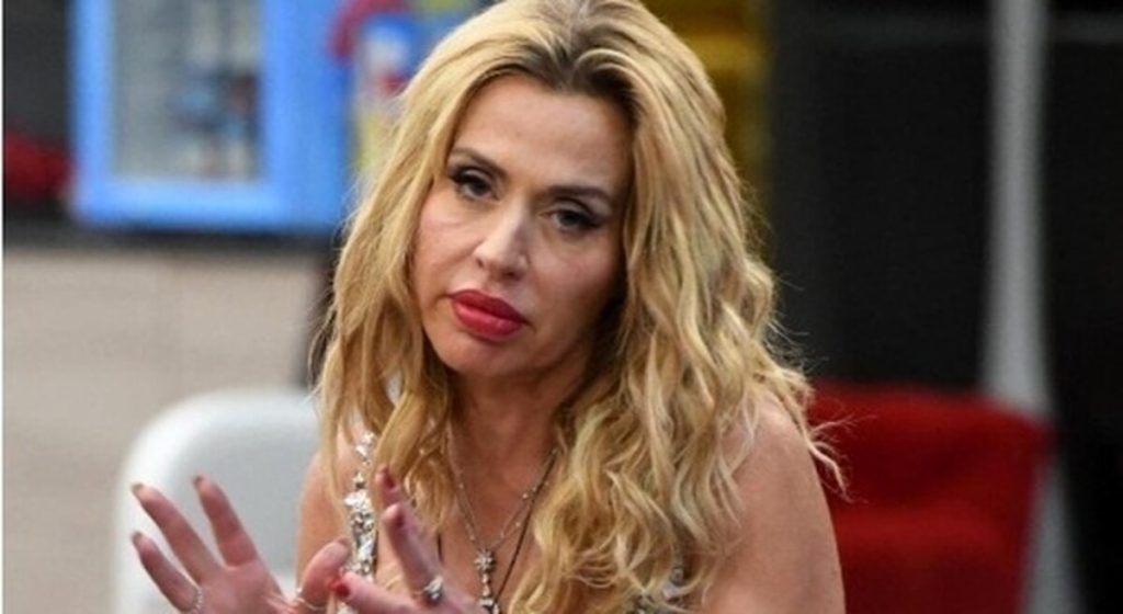 Valeria Marini aggredita sulle scale di casa: "Mi ha inseguito. Ho avuto paura"