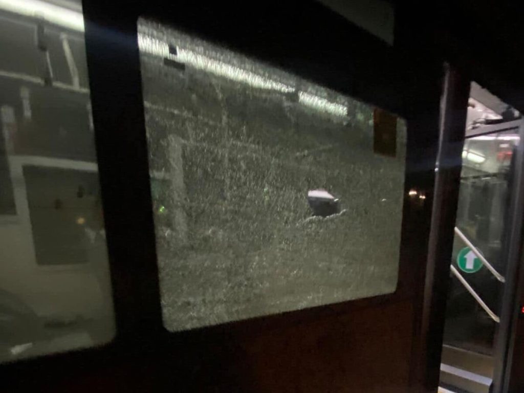 A Primavalle hanno lanciato sassi contro un bus e distrutto un vetro