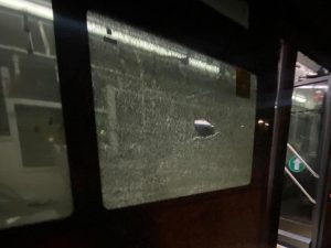 A Primavalle hanno lanciato sassi contro un bus e distrutto un vetro