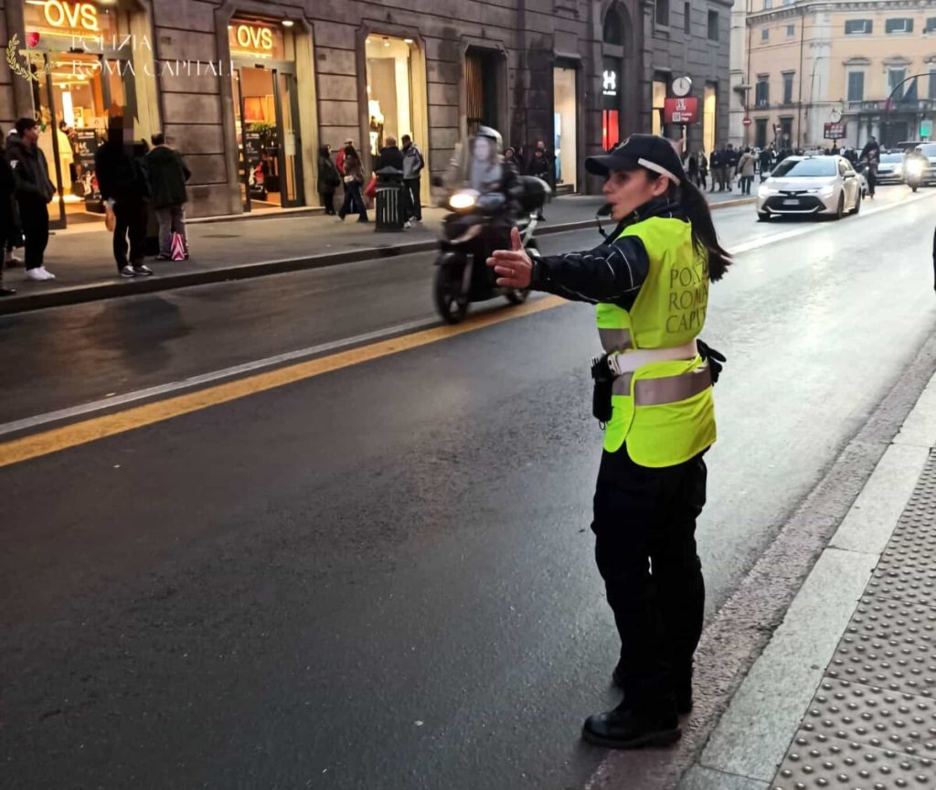 Via del Corso, c’è un autobus che perde l’olio: chiuso un tratto di strada