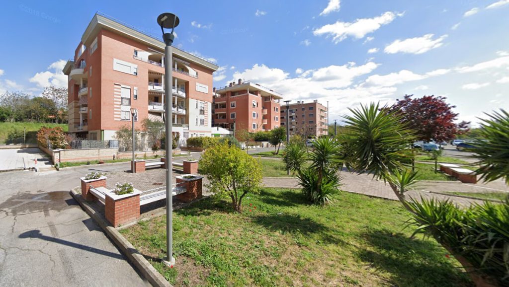 Il mattino ha l'oro in bocca e il ladro alla porta. La vicina lo vede e lo fa arrestare