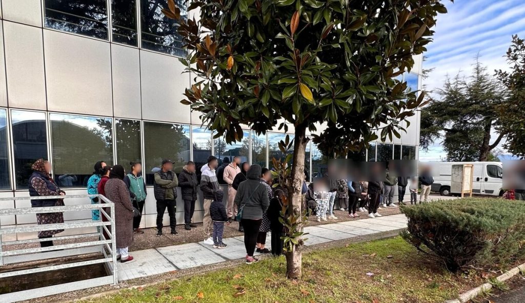 Dopo l'incendio, l'occupazione. Cento persone cercano un tetto tra sgomberi e incertezze