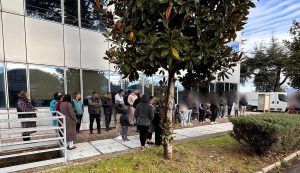 Dopo l'incendio, l'occupazione. Cento persone cercano un tetto tra sgomberi e incertezze