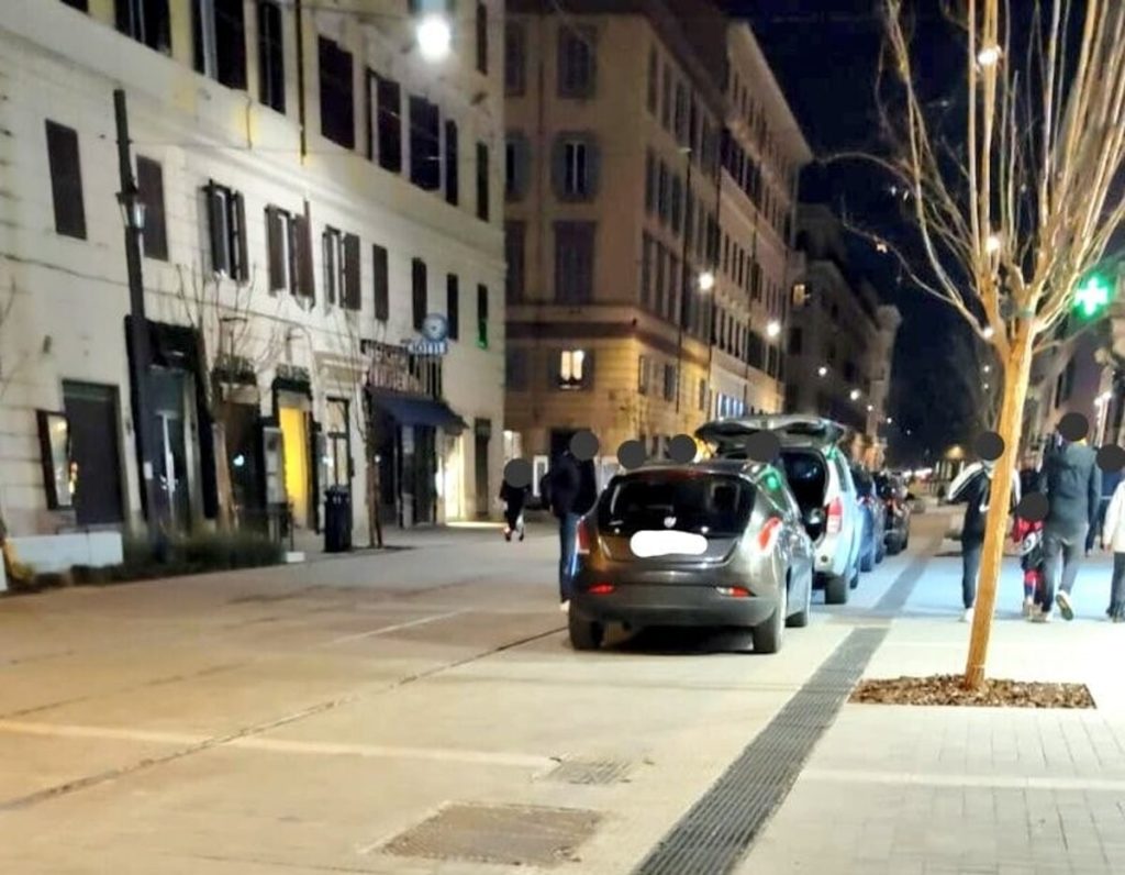 L'area pedonale di via Ottaviano è già invasa dalle auto