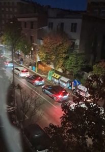 Code ad ogni ora del giorno: il cantiere per rifare i marciapiedi manda il traffico in tilt