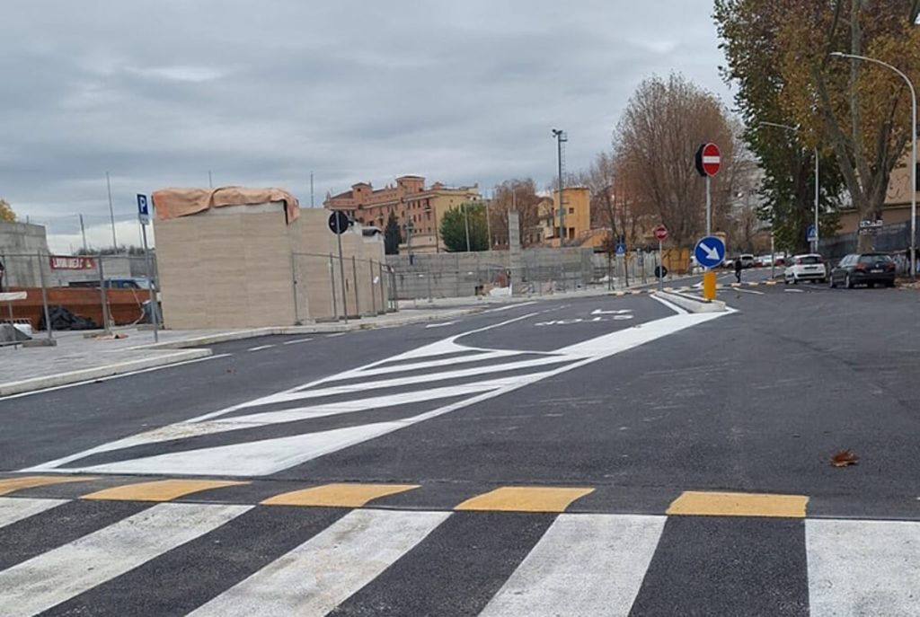 Metro C, rimossi i bandoni da via Ipponio: la strada sarà parzialmente pedonalizzata