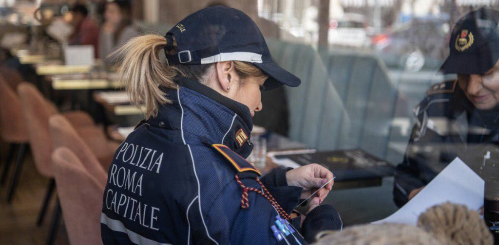 Il bar invaso dalle blatte: gli insetti trovati su cibo e bevande in vendita abusivamente