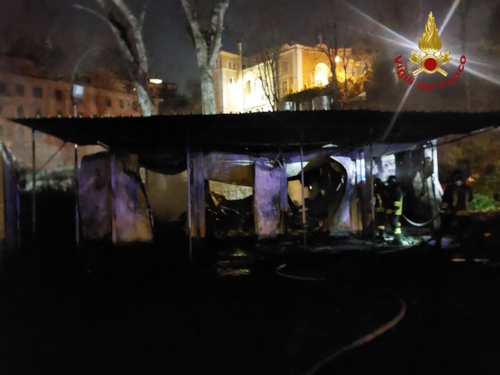L'incendio nel cantiere abbandonato, il fumo in metro e gli attimi di panico. La tragedia sfiorata nel centro di Roma