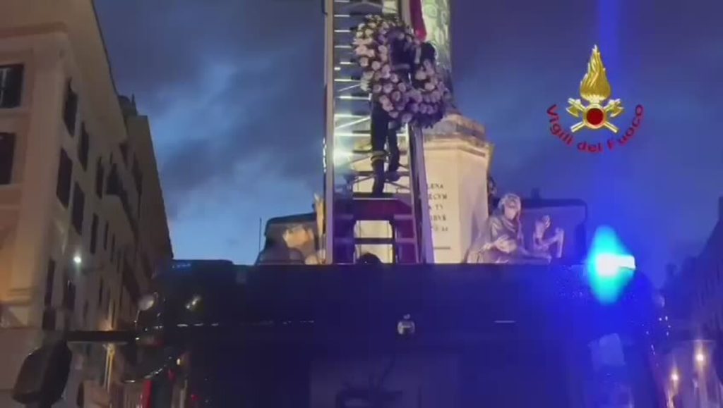 I vigili del fuoco rendono omaggio alla Madonna di piazza di Spagna