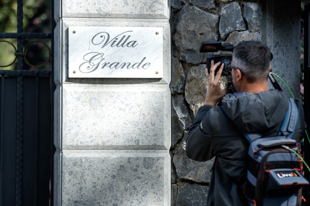 Ladri incappucciati tentano il colpo a villa Berlusconi. Ripresi dalle telecamere, è caccia all'uomo