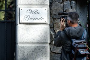 Ladri incappucciati tentano il colpo a villa Berlusconi. Ripresi dalle telecamere, è caccia all'uomo