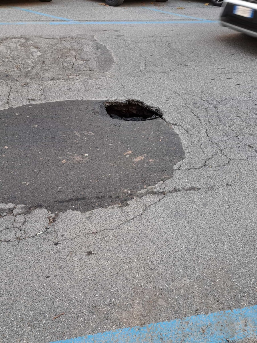 Voragine a piazza Ragusa: rimosse le auto