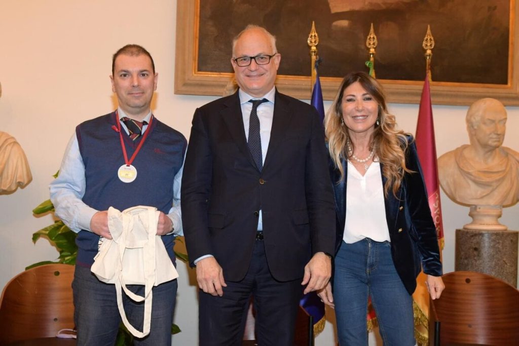 Premiato da Gualtieri l'autista Atac che aveva salvato e adottato il gattino Albertino