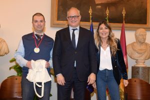 Premiato da Gualtieri l'autista Atac che aveva salvato e adottato il gattino Albertino