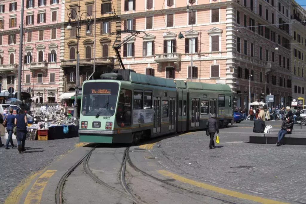 Il tram 19 su via Ottaviano, l'appello al sindaco: "Non riportarlo al suo capolinea è un errore"
