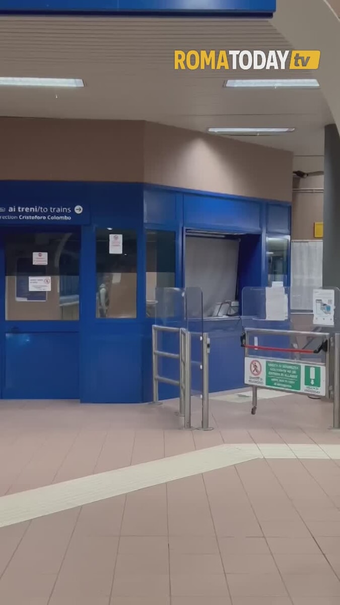 VIDEO | Il ladro fermato da due passeggeri dopo aver spaccato il vetro e rubato nel gabbiotto della stazione