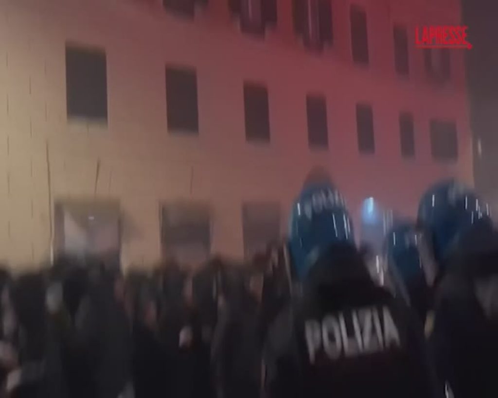 Roma, scontri a San Lorenzo durante la manifestazione per Ramy