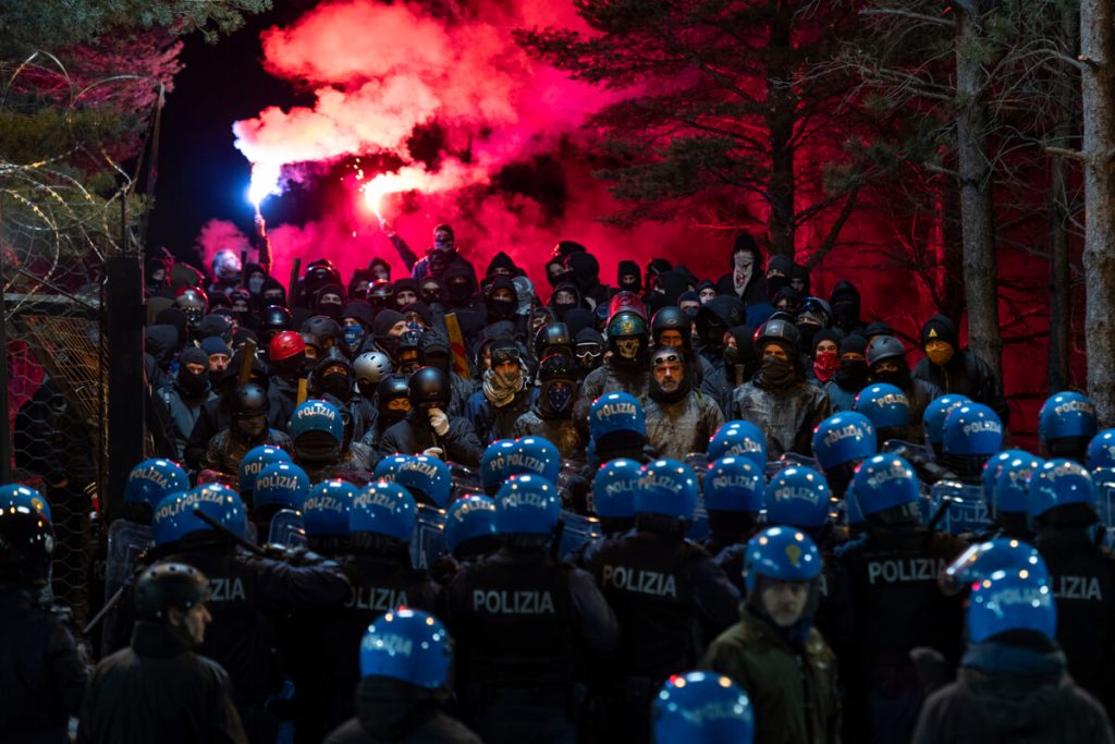 "Al di là della visiera": perché ACAB non è solo una serie sulla violenza tra polizia e manifestanti
