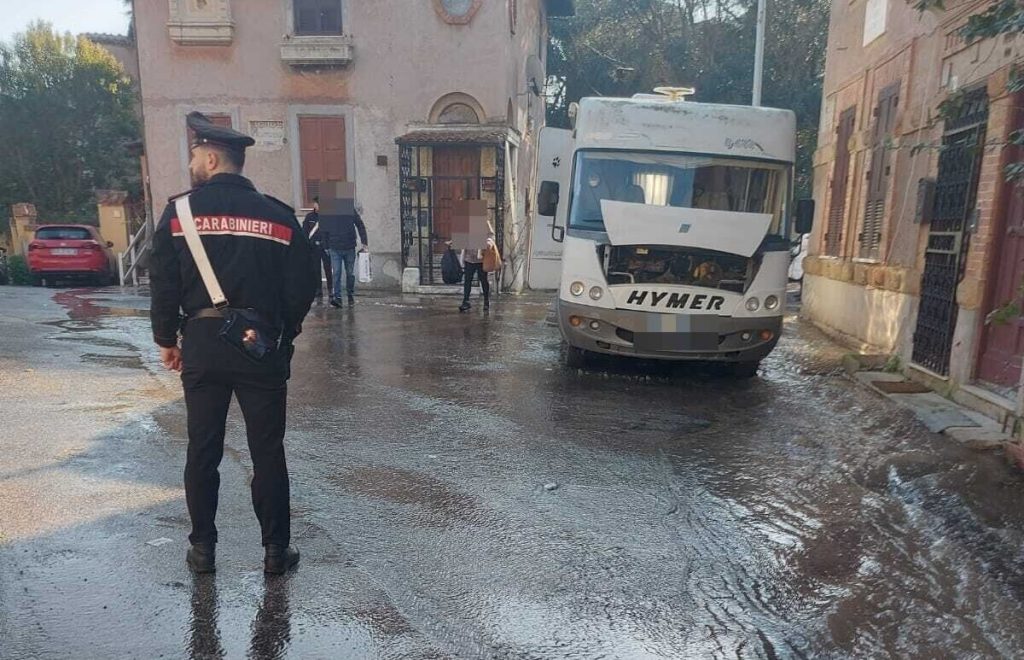 Strada allagata alla Garbatella. Il tombino perde acqua